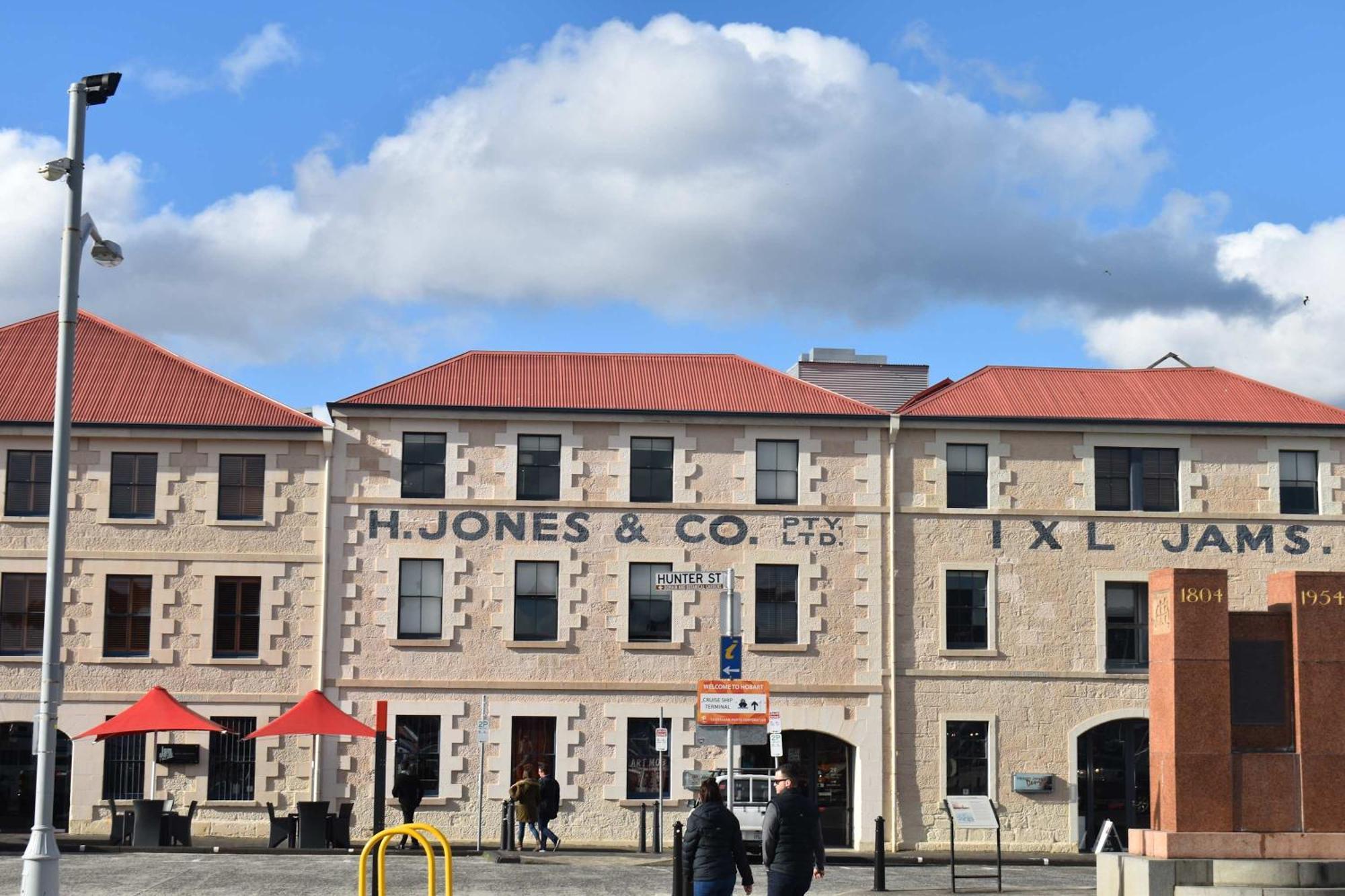 Comfy With Carpark 2 Minutes To Cbd Holiday home Hobart